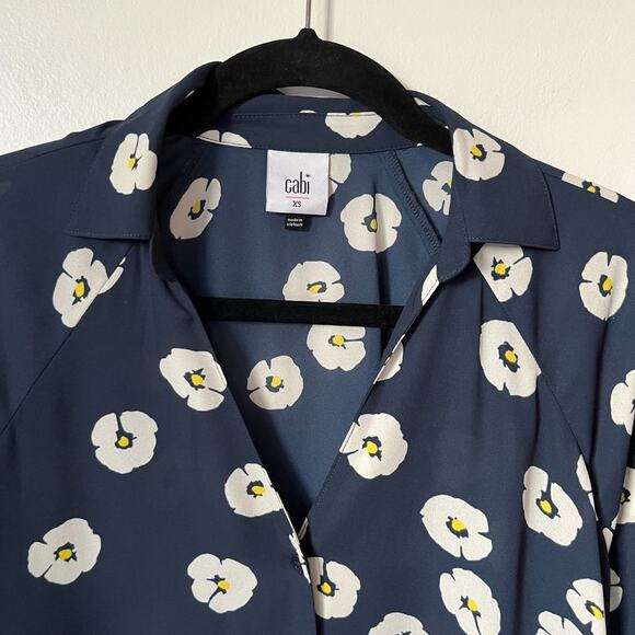 Cabi Go To Button Up Floral Blouse Navy Blue Womens XS #5705 Office Spring - Picture 3 of 10